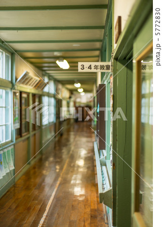 古い校舎の廊下 古い校舎の廊下 5772830