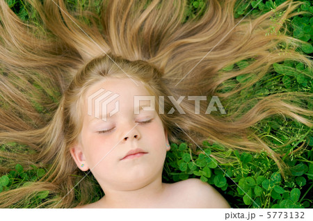 Little girl sunbathing 5773132