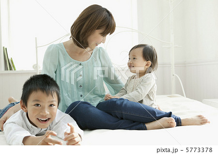 2世代家族の団欒 5773378