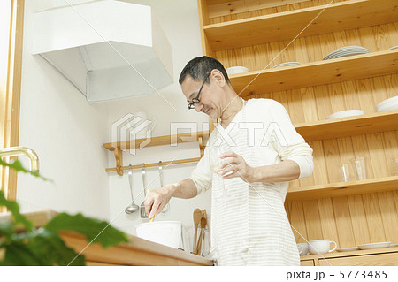 料理する男性 5773485