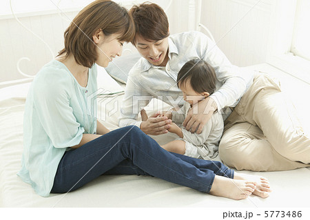 2世代家族の団欒 5773486