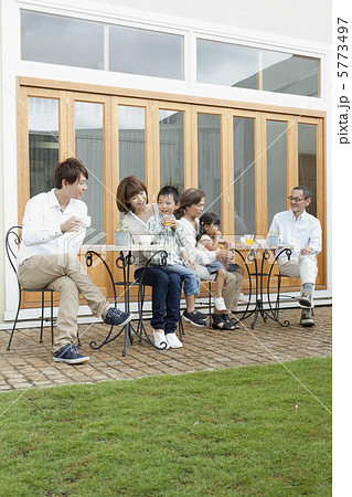 3世代家族団欒 3世代家族団欒 5773497