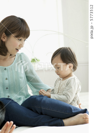 2世代家族の団欒 5773512