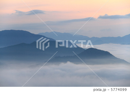 竹田城跡から見る夜明けと雲海 5774099