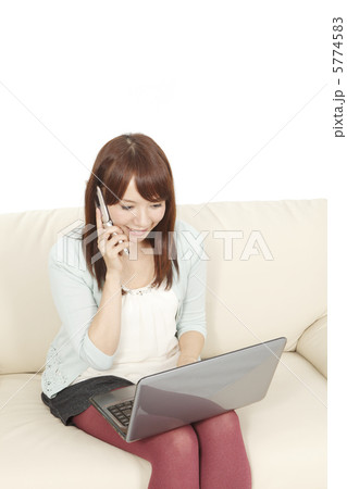 携帯とパソコンと女性 5774583