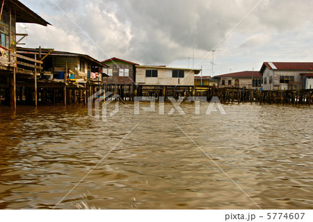 ブルネイ川･水上集落(カンポン･アイール)の（バンダルスリブガワン／ブルネイ） 5774607