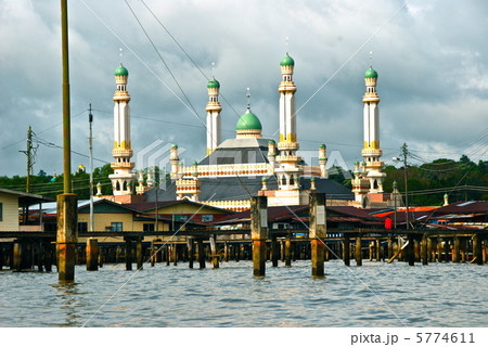 ブルネイ川･水上集落(カンポン･アイール)から眺めた「モスク」（バンダルスリブガワン／ブルネイ） 5774611