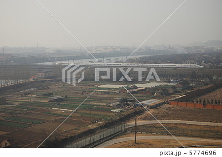 中国青島を走る中国高速鉄道CRH2和谐号 5774696