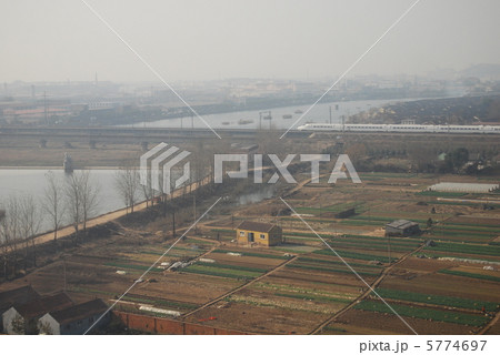 中国青島を走る中国高速鉄道CRH2和谐号 中国青島を走る中国高速鉄道CRH2和谐号 5774697