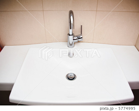 Modern bathroom sink in white ceramic Modern bathroom sink in white ceramic 5774995