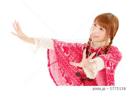 楽しそうに手を振るお下げ髪の可愛い女の子の写真素材