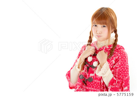 お下げ髪を手にふくれ面の可愛い女の子 5775159