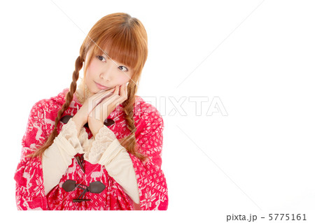 頬に優しく手を添えてお願いする美少女 頬に優しく手を添えてお願いする美少女 5775161