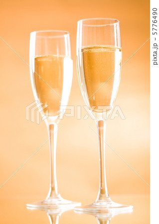 Two flutes 5776490
