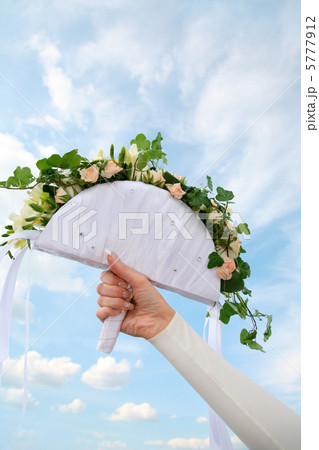 Bouquet in hand Bouquet in hand 5777912