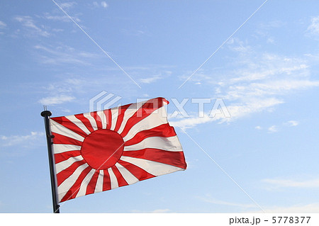 観艦式でひゅうが型護衛艦に掲げられた旭日旗（平成24年） 5778377