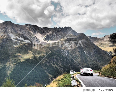 北イタリア アルプスの山道をスポーツカーでドライブの写真素材