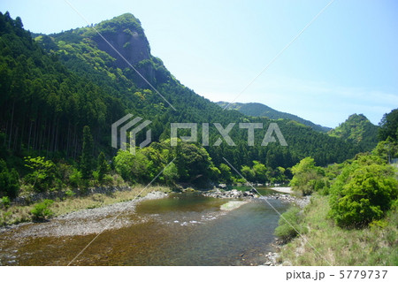 古座川にそびえ立つ天柱岩 古座川にそびえ立つ天柱岩 5779737