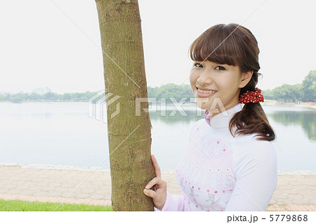 木に寄り添うベトナム美女 5779868
