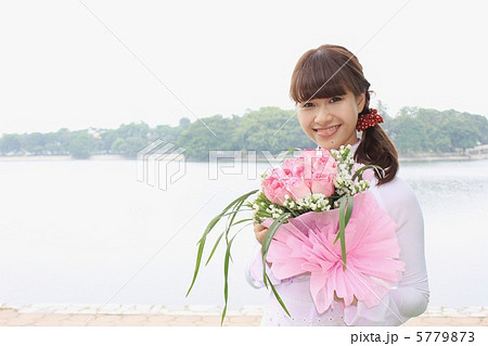 満面の笑みでこちらを見つめるベトナム女性 満面の笑みでこちらを見つめるベトナム女性 5779873