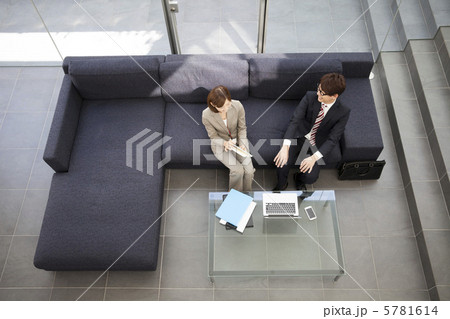 打ち合わせするビジネスマン 5781614