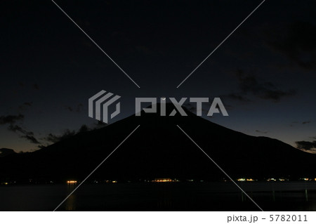 富士山に沈む月 5782011