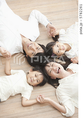 両親と子供 5782261