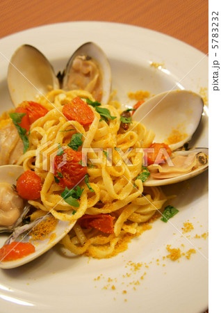 レモンピールを練りこんだ手打ちタリオリーニ　ハマグリ、ミニトマトとボッタルガで 5783232