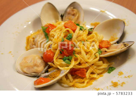 レモンピールを練りこんだ手打ちタリオリーニ　ハマグリ、ミニトマトとボッタルガで 5783233