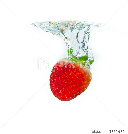 strawberry in the water 5785985