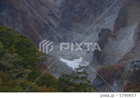 谷川岳・一ノ倉沢の万年雪 5790657