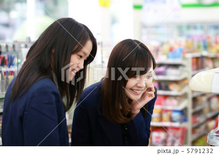 コンビニに寄る女子高生 コンビニに寄る女子高生 5791232