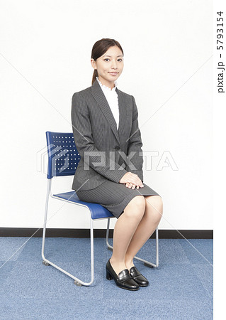 イスに座る女性 ビジネスシーン の写真素材