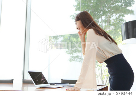 パソコンを使用する女性 5793444