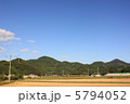 秋空と田舎の景色 5794052