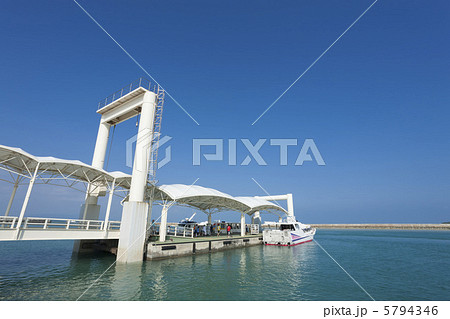 小浜港の浮き桟橋 5794346