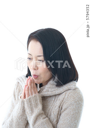 シニアの女性(冬) シニアの女性(冬) 5794352