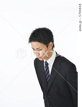 お辞儀をするビジネスマン 5794838