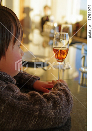 ワイングラスを見詰める子供 5794974