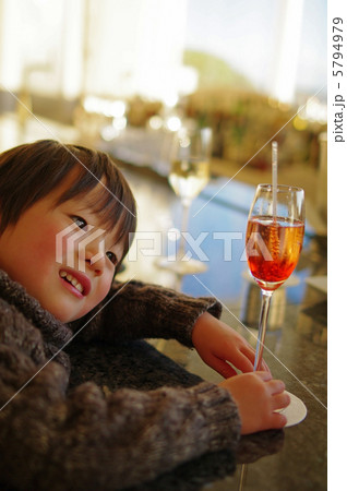 ワイングラスを笑顔で見詰める子供 5794979