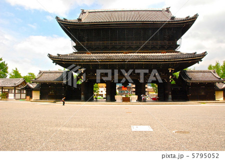 境内から見た東本願寺の「御影堂門」(京都府京都市下京区烏丸七条) 境内から見た東本願寺の「御影堂門」(京都府京都市下京区烏丸七条) 5795052