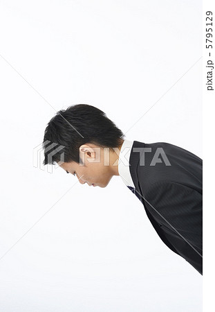 お辞儀をするビジネスマン 5795129