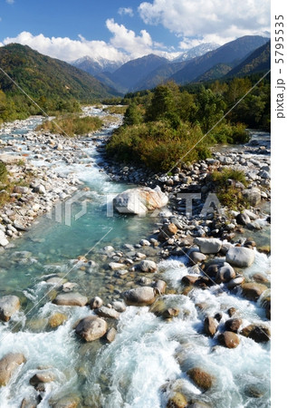 雪山から流れ下る清流 5795535