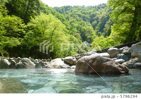 黒部渓谷の新緑の中の露店風呂 5796294