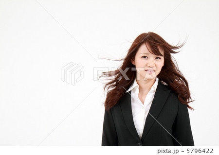 髪なびくビジネスウーマンの写真素材