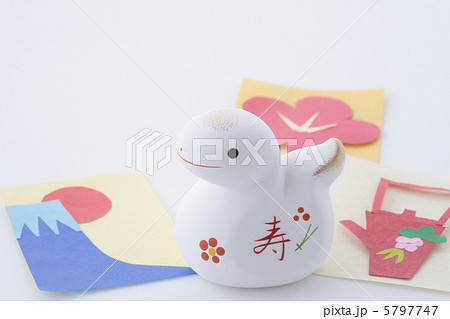 かわいい白蛇とおめでたぞろい 5797747