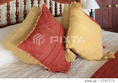 ホテルのベッド 5797771