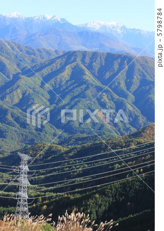陣馬形山から冠雪の南アルプスと鉄塔 陣馬形山から冠雪の南アルプスと鉄塔 5798784
