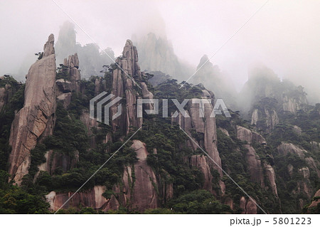 三清山の奇岩群(中国江西省-三清山国立公園、世界遺産登録地) 三清山の奇岩群(中国江西省-三清山国立公園、世界遺産登録地) 5801223