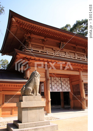 大山祇神社の総門と狛犬（縦） 5801488